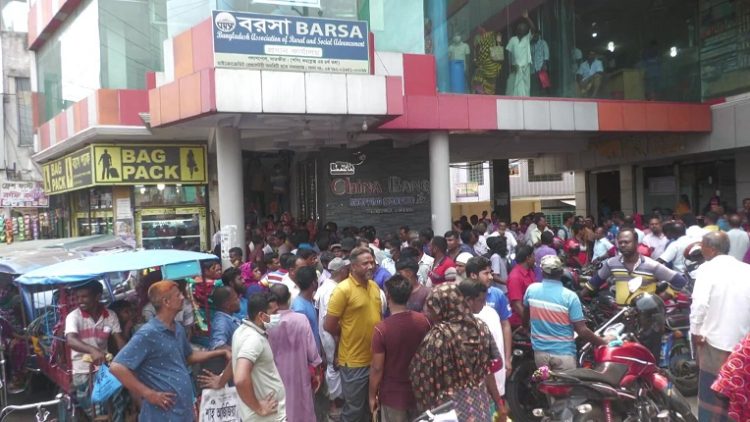 শত কোটি টাকা ফেরতের দাবি নিয়ে ঘেরাও এনজিও