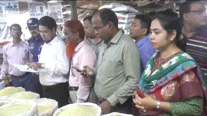 নিত্যপণ্যের মূল্য সঠিক রাখতে ঝালকাঠিতে বাজার মনিটরিংয়ে জেলা প্রশাসন