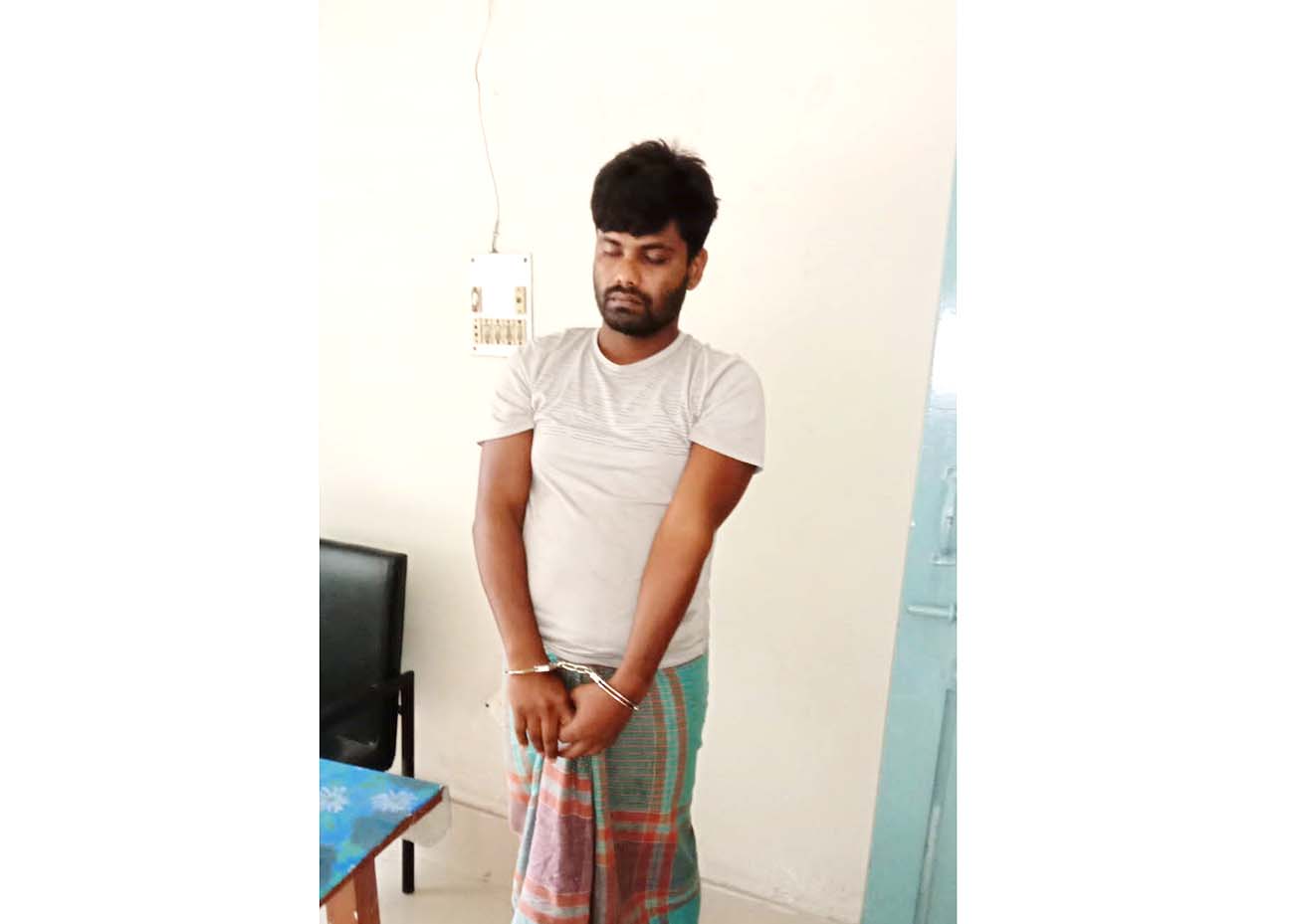 কাঠালিয়ায় ৩৫২২ পিচ ইয়াবাসহ এক পরিবারের তিন নারীসহ চারজন গ্রেফতার
