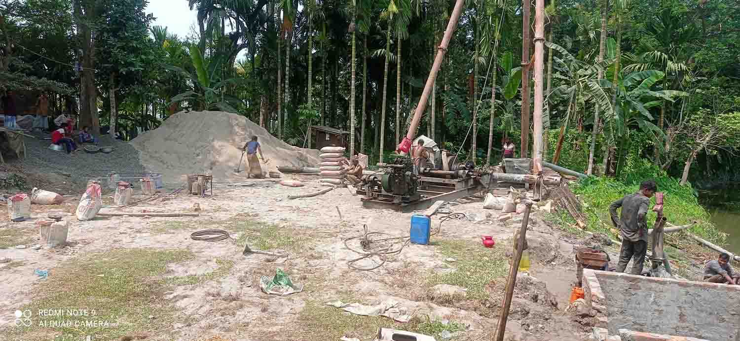 কাঠালিয়ায় আদালতের নিষেধাজ্ঞা উপেক্ষা করে দরিদ্র কৃষকের জমিতে ব্রীজ নির্মাণ