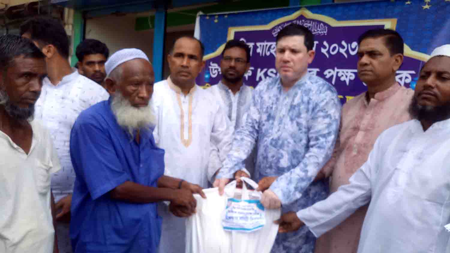 বেতাগীতে কেএসডিও’র ইফতার সামগ্রী বিতরণ