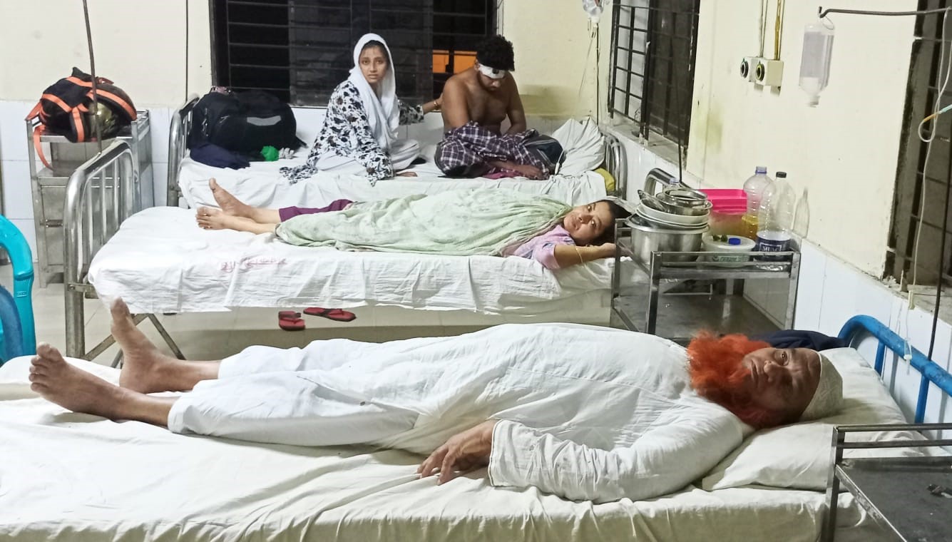 ঝালকাঠিতে প্রতিপক্ষের হামলায় এক পরিবারের চারজন আহত