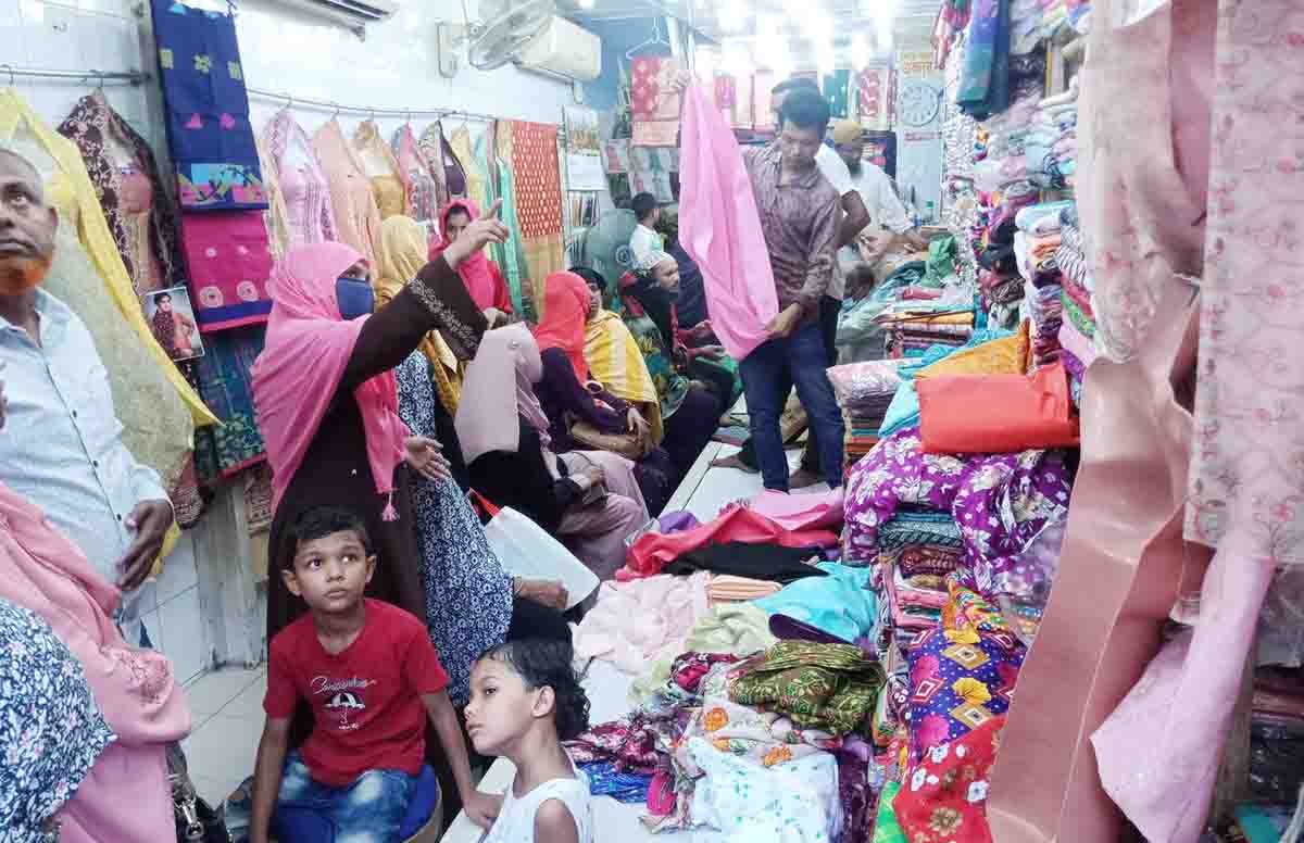 বরিশালে জমে উঠছে ঈদ বাজার