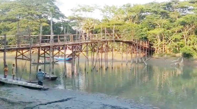 গ্রামবাসীর উদ্যোগে তিনটি কাঠের ব্রিজ