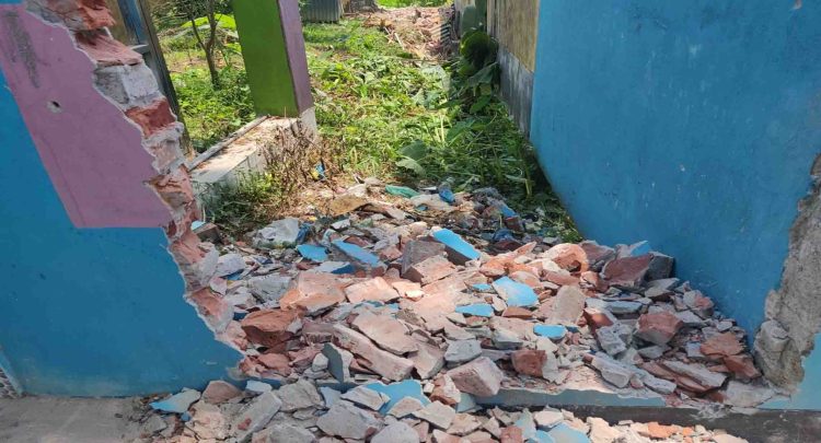 জোরপূর্বক দেয়াল ভেঙ্গে রাস্তা নির্মান