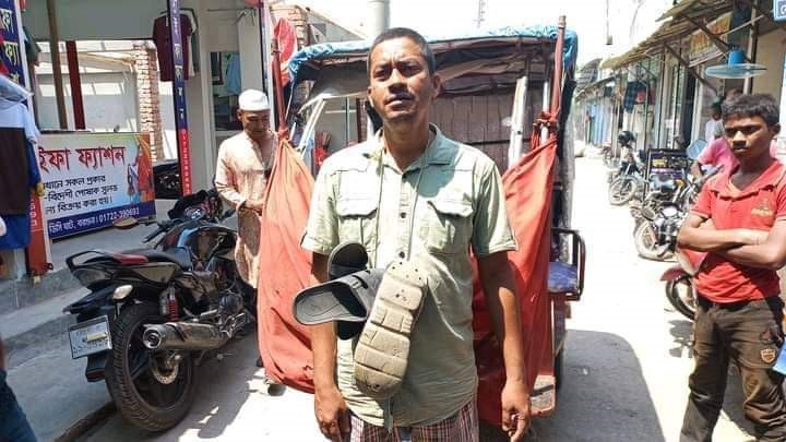 বরগুনায় জুতা গলায় ঝুলিয়ে প্রতিবাদ জানান  ইজিবাইক চালক