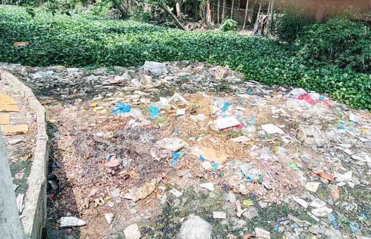 রাজাপুরে খালে বাধদিয়ে ব্রীজনির্মাণের কাজ করায় পাঁচশতাধিক পরিবারের ভোগান্তি