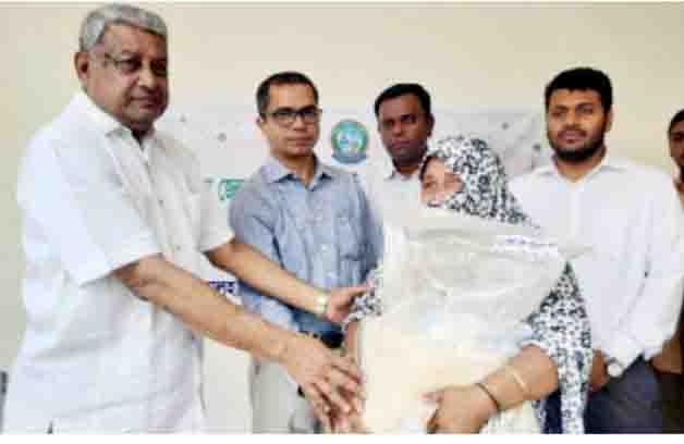 বরগুনায় দুস্থদের মাঝে খাদ্য সহায়তা প্রদান করেছে, জেলা পরিষদ
