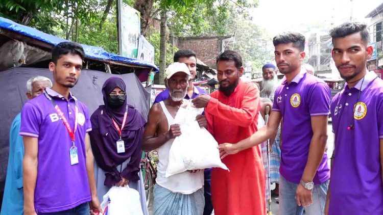 ঝালকাঠিতে রক্ত কনিকা ফাউন্ডেশনের উদ্যোগে ঈদ সামগ্রী বিতরণ