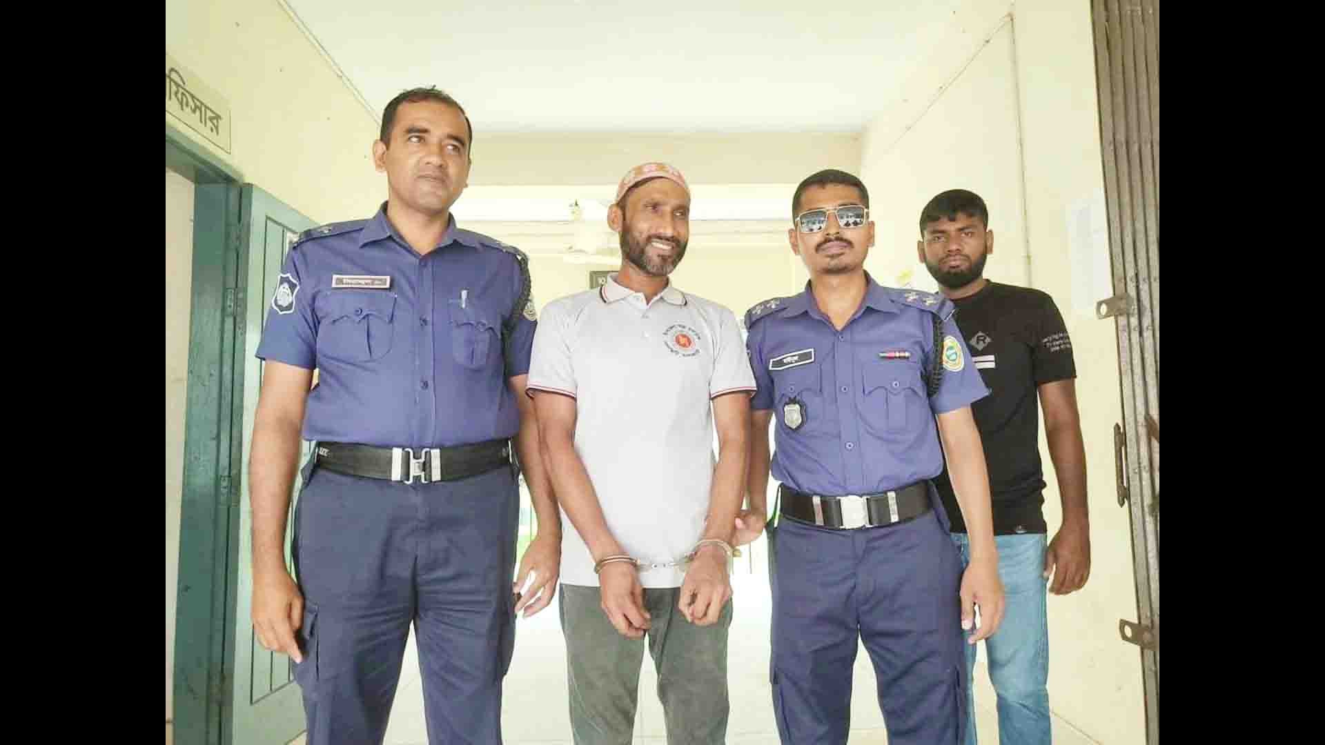 নলছিটিতে  গাঁজা সহ সরকারি  অ্যাম্বুলেন্স  চালক আটক