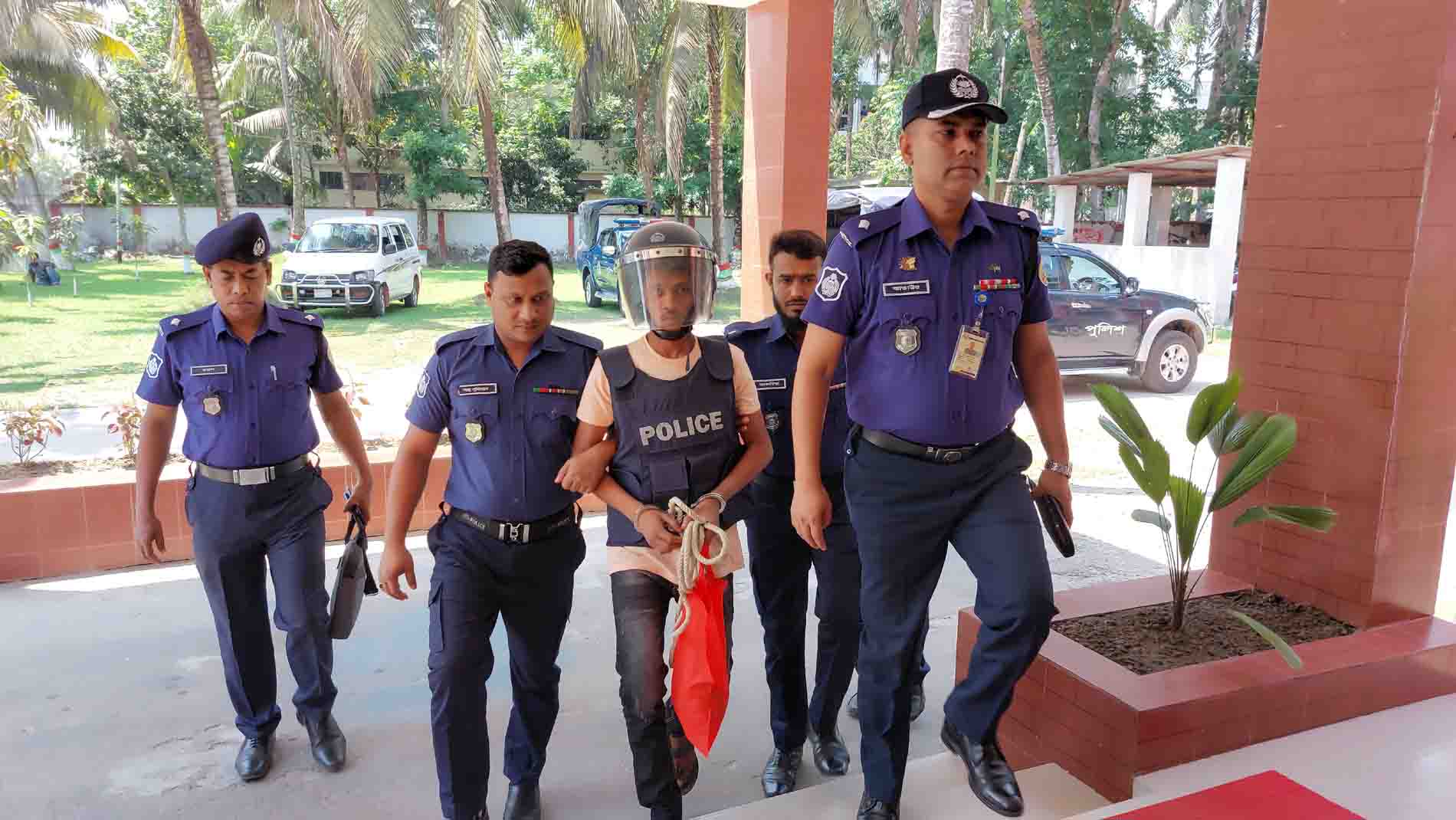 ঝালকাঠিতে প্রতিবন্ধী স্মৃতি ধর্ষণ ও হত্যার মূল আসামী গ্রেপ্তার