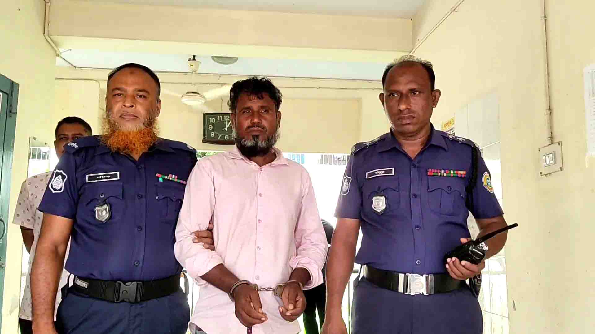 নলছিটিতে অবৈধ ড্রেজার দিয়ে বালু উত্তলনের সময় একজন আটক