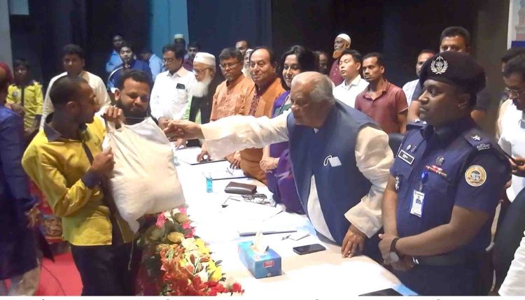 ঝালকাঠিতে প্রতিবন্ধী শিক্ষার্থীদের মাঝে ইফতার বিতরণ