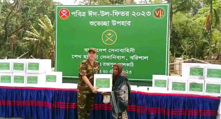 রাজাপুরে বাংলাদেশ সেনাবাহিনীর ত্রাণ বিতরণ