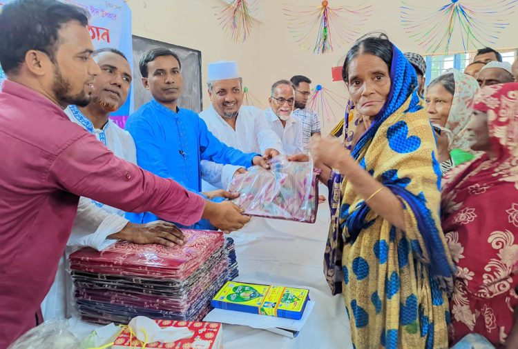 কাঠালিয়ায় জানশরীফ গণগ্রন্থাগার ও তথ্যসেবা কেন্দ্রের ঈদ উপহার প্রদান