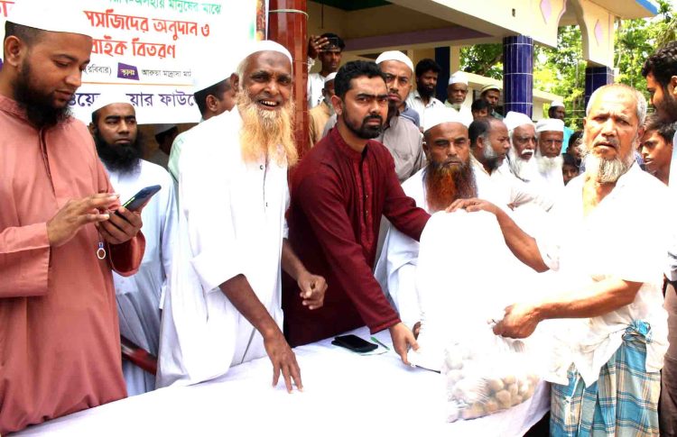 ঝালকাঠির রাজাপুরে রেডলাইন ওয়েলফেয়ার ফাউন্ডেশনের ইফতার সামগ্রী ও অর্থ বিতরণ