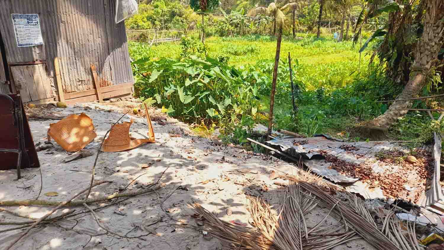 রাজাপুরে আদালতের নিষেধাজ্ঞা উপেক্ষা করে নারিকেলের আড়ৎ ভাঙচুরের অভিযোগ