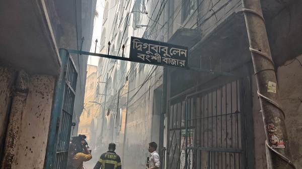 চকবাজারে আগুন লেগেছে সিরামিক গোডাউনে, নিয়ন্ত্রণে ৭ ইউনিট