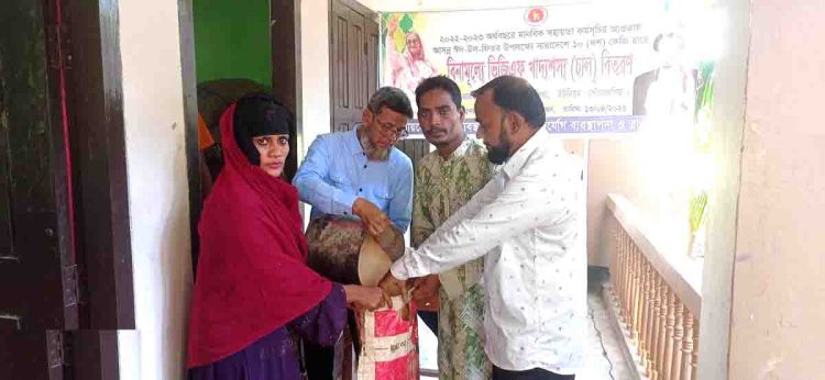কাঠালিয়ায় প্রধানমন্ত্রী দেয়া খাদ্য শস্য চাল বিতরণ