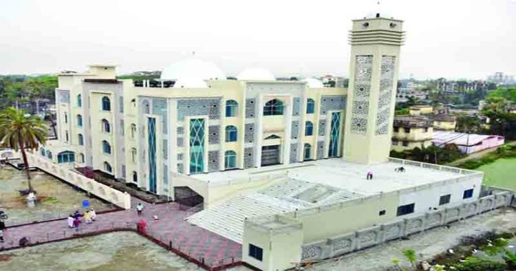 বরিশালের মডেল মসজিদে ৩০দিনে আয় লাখ টাকা