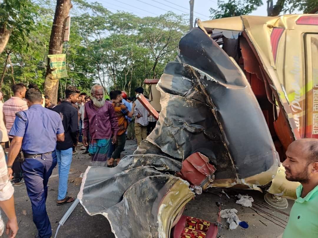 ঝালকাঠিতে বাস দুর্ঘটনায় আহত ২০, চালকের সহকারীর পা বিচ্ছিন্ন