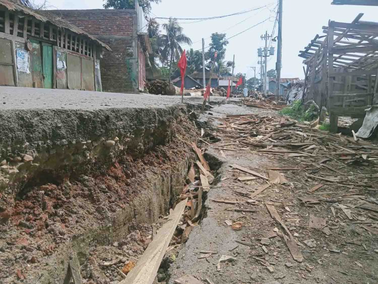 বিষখালীর ভাঙনে বেতাগী শহর রক্ষা বাঁধের সড়কে ফাটল, ঘূর্ণিঝড়ের বার্তায় এখন দুশ্চিন্তায় বাসিন্দারা