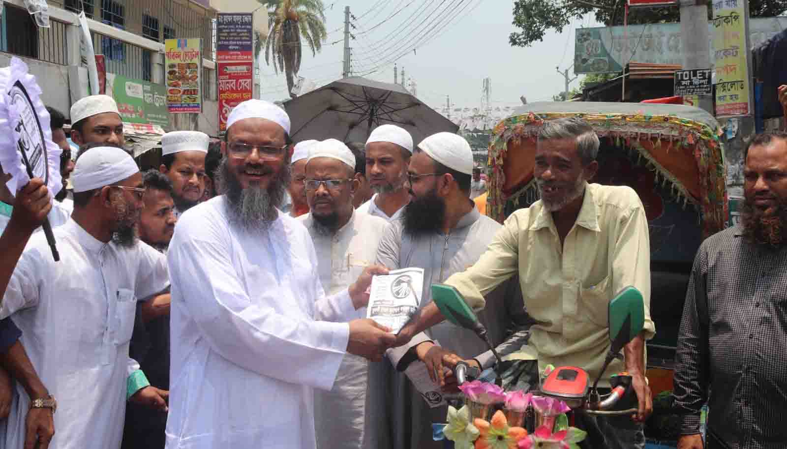 পোশাকে নয়, চরিত্র এবং আদর্শে মানুষের পরিচয় হয় : ফয়জুল করীম