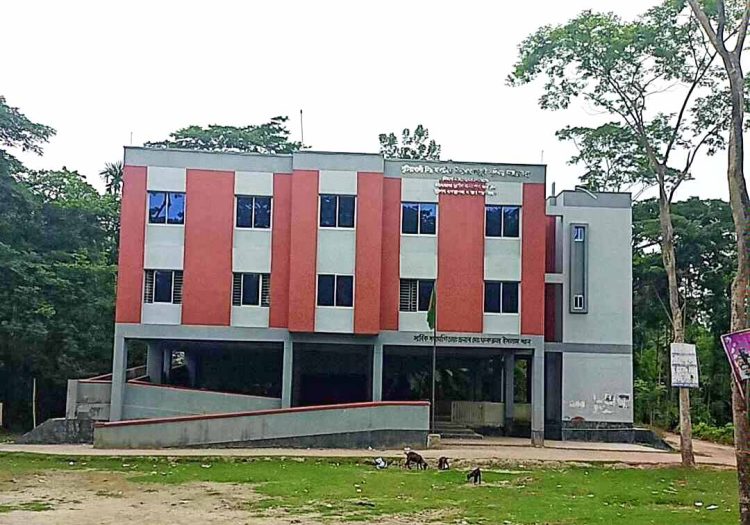 রাজাপুরে আশ্রয় কেন্দ্রে যেতে মানুষের অনিহা প্রকাশ