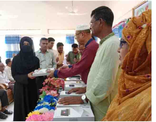 বরগুনার পাথরঘাটায় মাধ্যমিক পর্যায়ের ১৬৮ জন শিক্ষার্থীর মাঝে ট্যাব বিতরণ। 