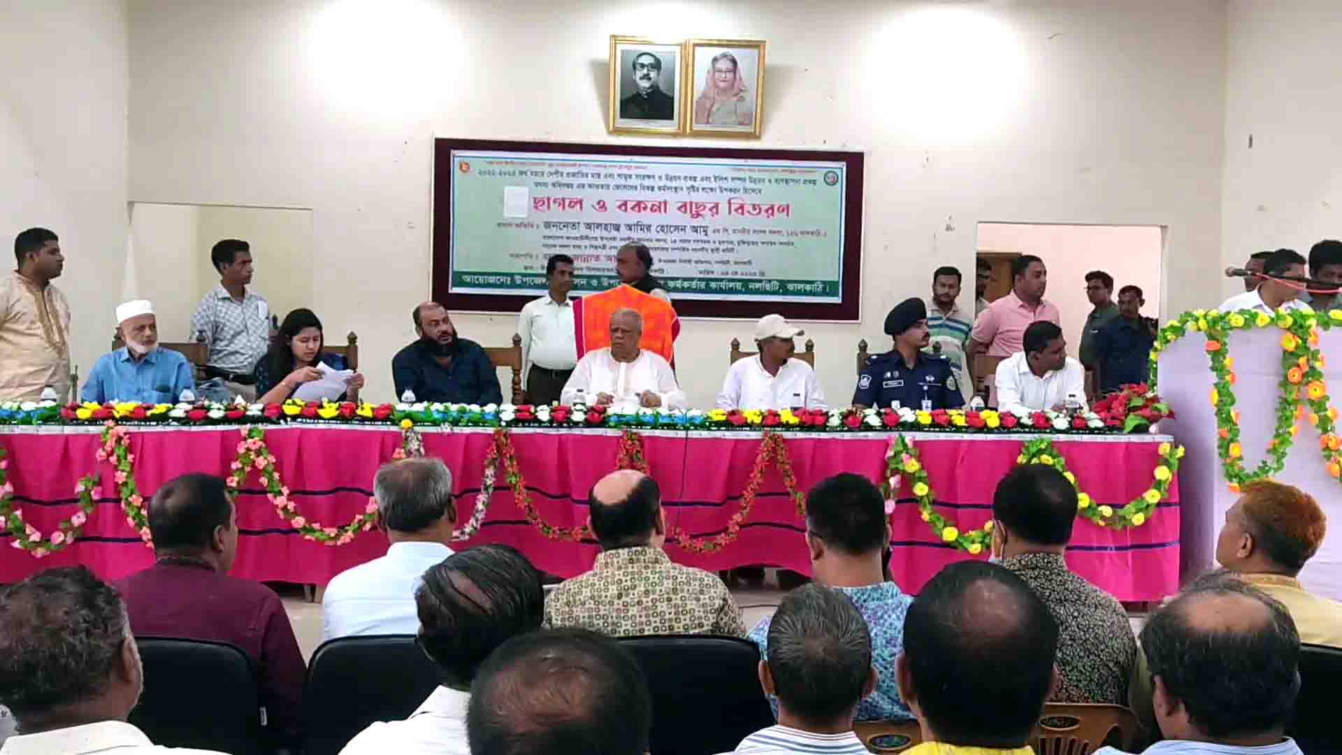 নলছিটিতে ছাগল ও বকনা বাছুর বিতরন করলেন ১৪ দলের মূখপাত্র আমু