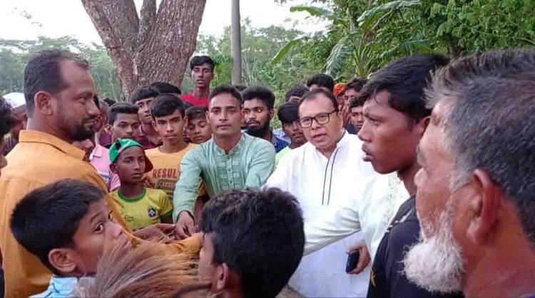 কাঠালিয়ায় ঐতিহ্যবাহী ঘোড় দৌড় প্রতিযোগিতায় মানুষের ঢল