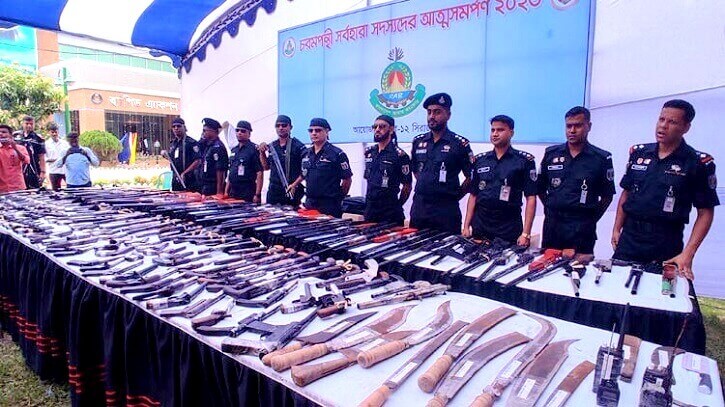 আত্মসমর্পণ করছেন ৩২৩ চরমপন্থী