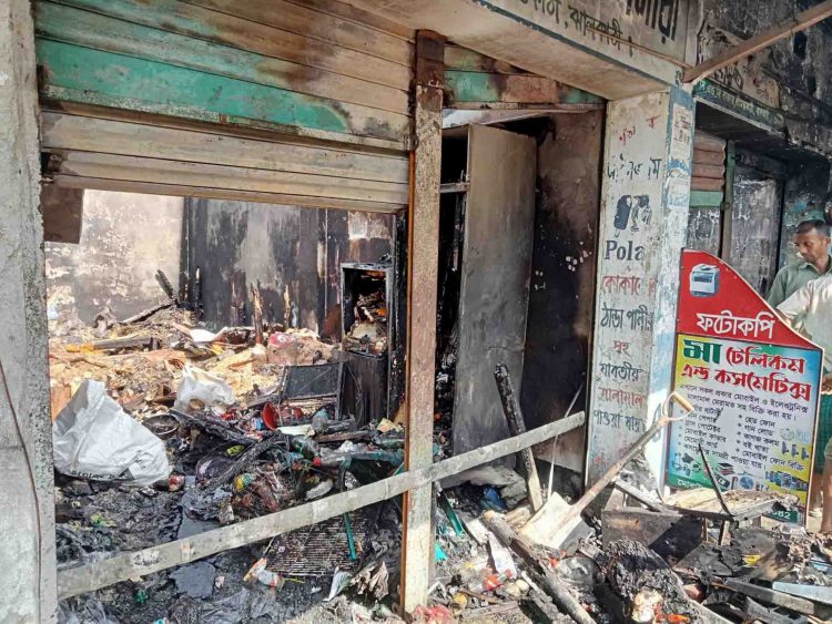 ঝালকাঠির পল্লীতে অগ্নিকান্ডে চার ব্যবসায়ী সর্বশান্ত
