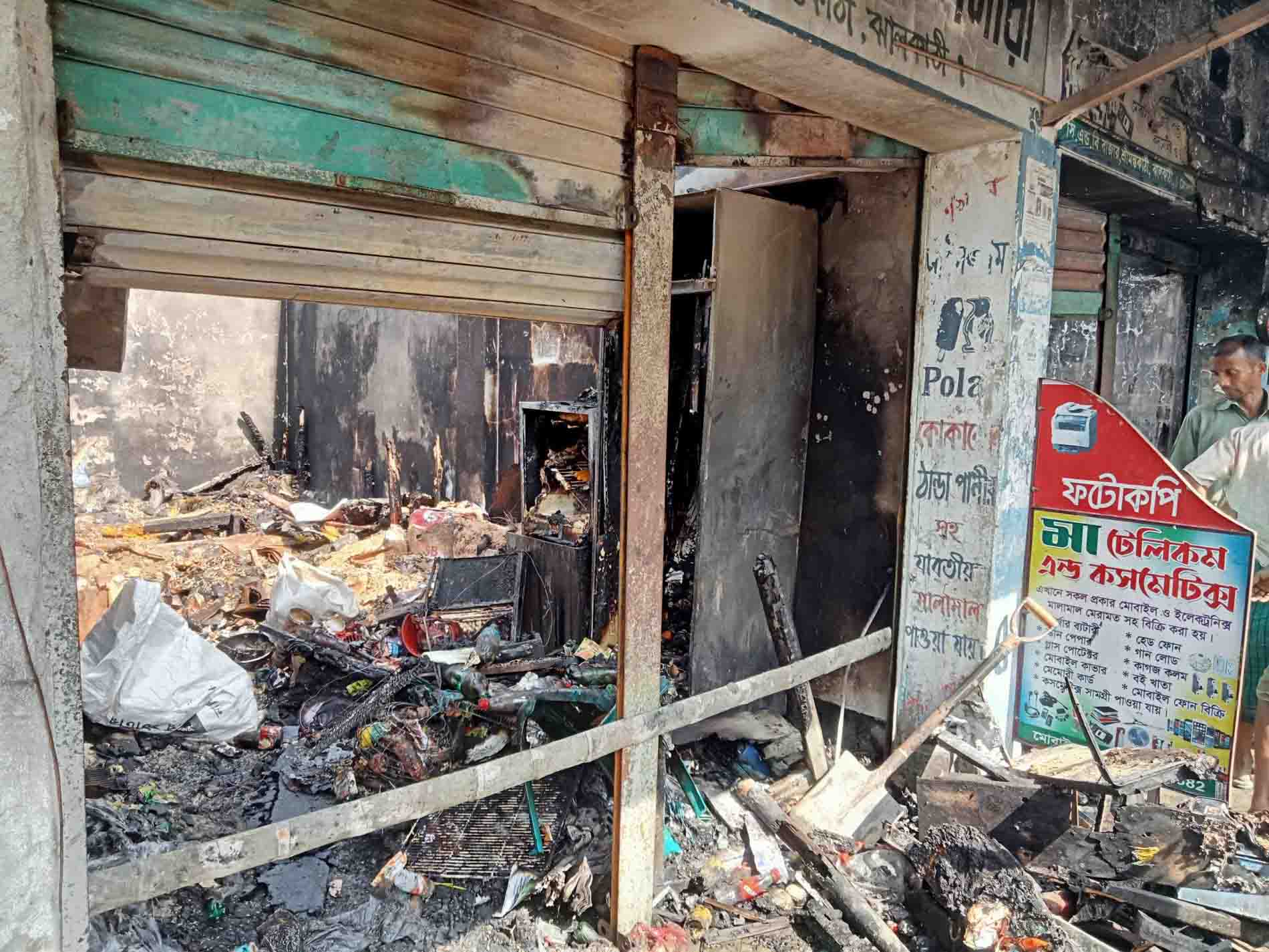 ঝালকাঠির পল্লীতে অগ্নিকান্ডে চার ব্যবসায়ী সর্বশান্ত