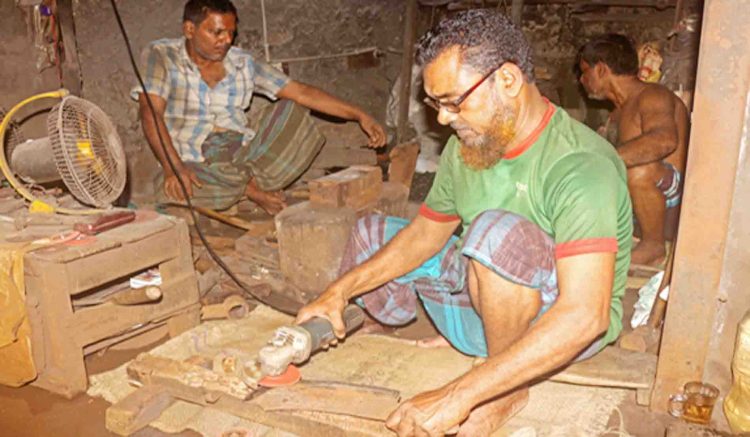 বরিশালে শেষ সময়ে ব্যস্ততা বাড়ছে কামারদের