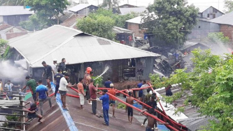 বরিশাল বঙ্গবন্ধু কলোনিতে আগুন, পুড়ে ছাই ৪টি বসতঘর