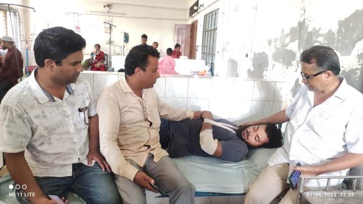 পাথরঘাটায় মানববন্ধনে হামলা সাংবাদিক সহ আহত পাঁচ। 