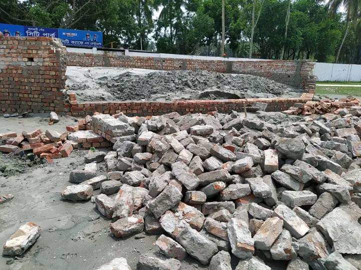 ঝালকাঠিতে ভেঙে পড়লো নির্মানাধীন বঙ্গবন্ধু মঞ্চ
