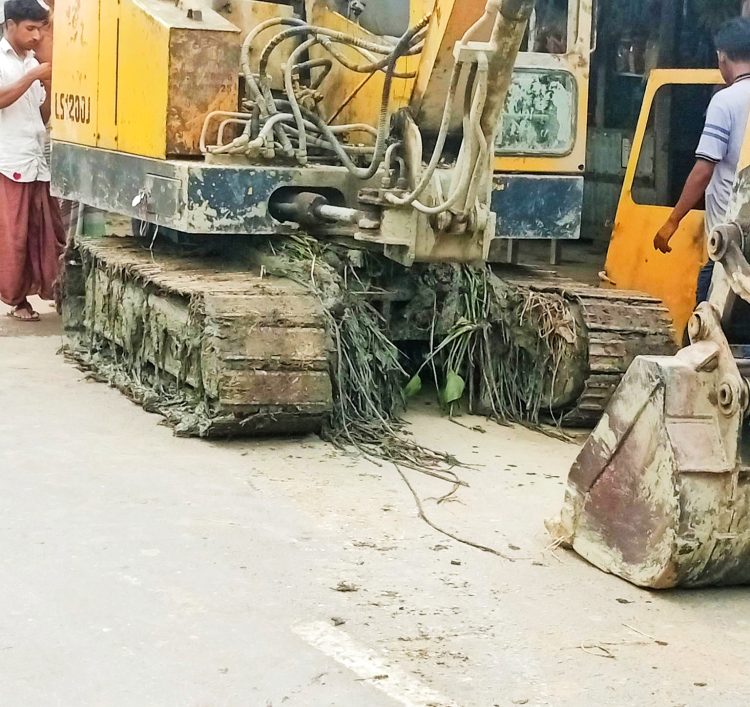নলছিটিতে এক্সকেভেটার চালিয়ে সড়কের ক্ষতিসাধন, মুচলেকা দিয়ে ছাড় 