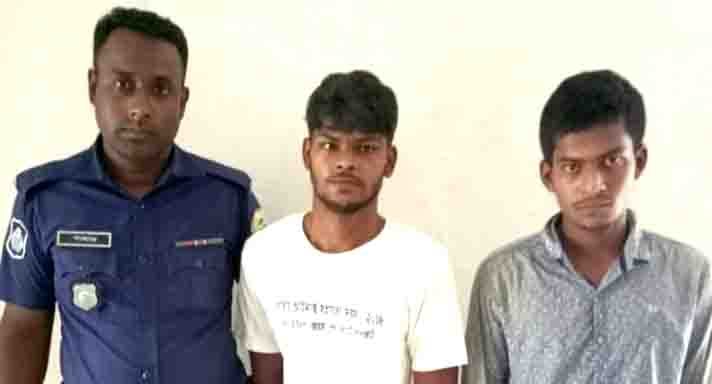 বরগুনায় দুই চোর আটক করে পুলিশের কাছে হস্তান্তর করল এলাকাবাসী