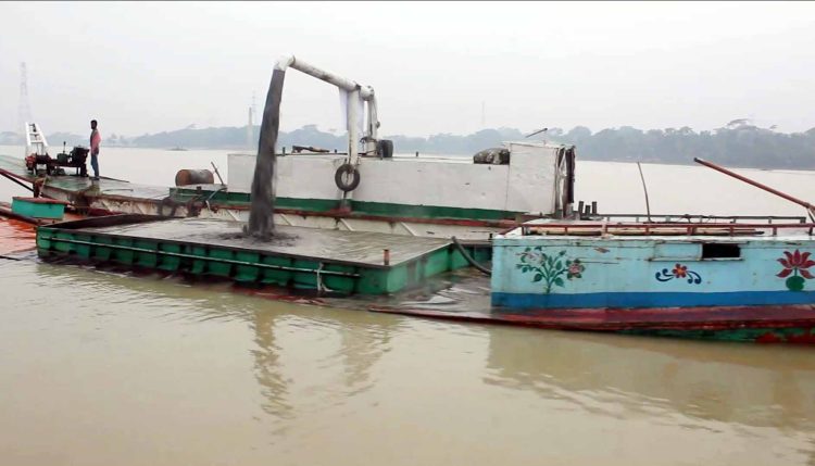 ঝালকাঠিতে অবৈধভাবে বালু উত্তোলনের দায়ে জরিমানা ও তিনজনকে কারাদন্ড