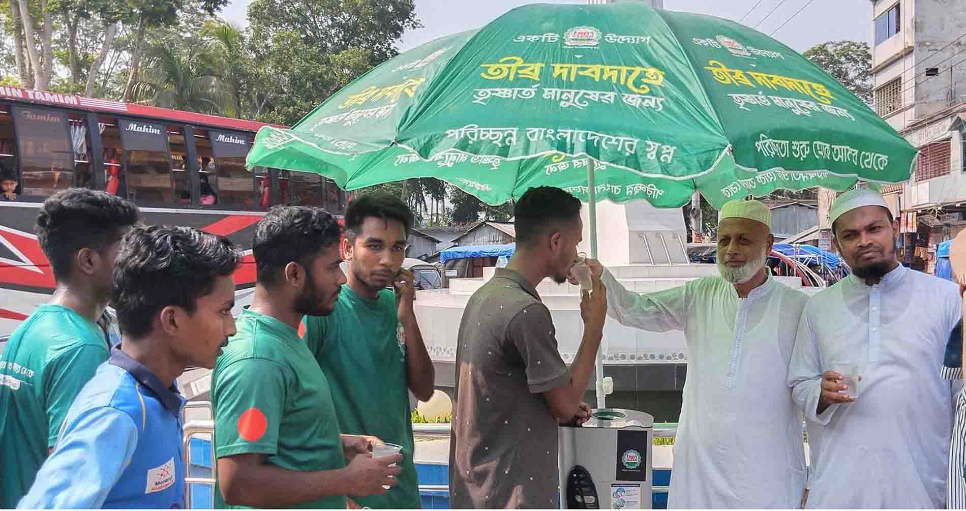 ঝালকাঠির নলছিটিতে তীব্র গরমে বিশুদ্ধ ঠান্ডা পানি নিয়ে পথচারীদের পাশে স্বেচ্ছাসেবীরা