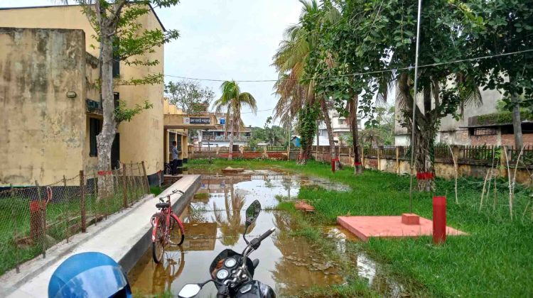 ঝালকাঠি জেলা সরকারি গ্রন্থগারটির চরম ঝুকির মধ্যে রয়েছে।