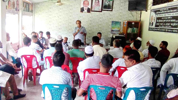 কাঠালিয়ায় সাংবাদিকদের সাথে সাবেক সচিব ও বাংলাদেশ কৃষি ব্যাংকের চেয়ারম্যানের মতবিনিময়