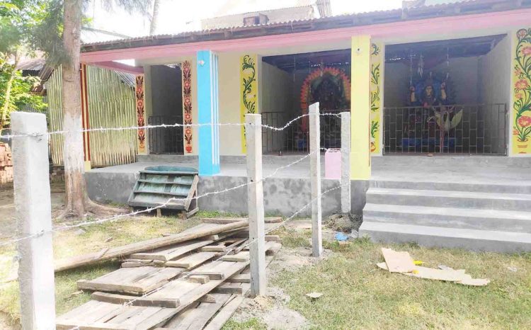 কাঠালিয়ায় রাতের আঁধারে মন্দিরের জমি দখল করে কাঁটাতারের বেড়া
