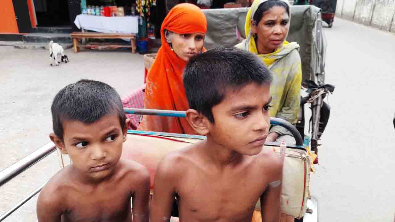 রাজাপুরে চুরির অপবাদে ২ শিশু ছাত্রকে রশি দিয়ে বেধে নির্যাতন, প্রতিবাদ করায় পরিবারের উপর হামলা