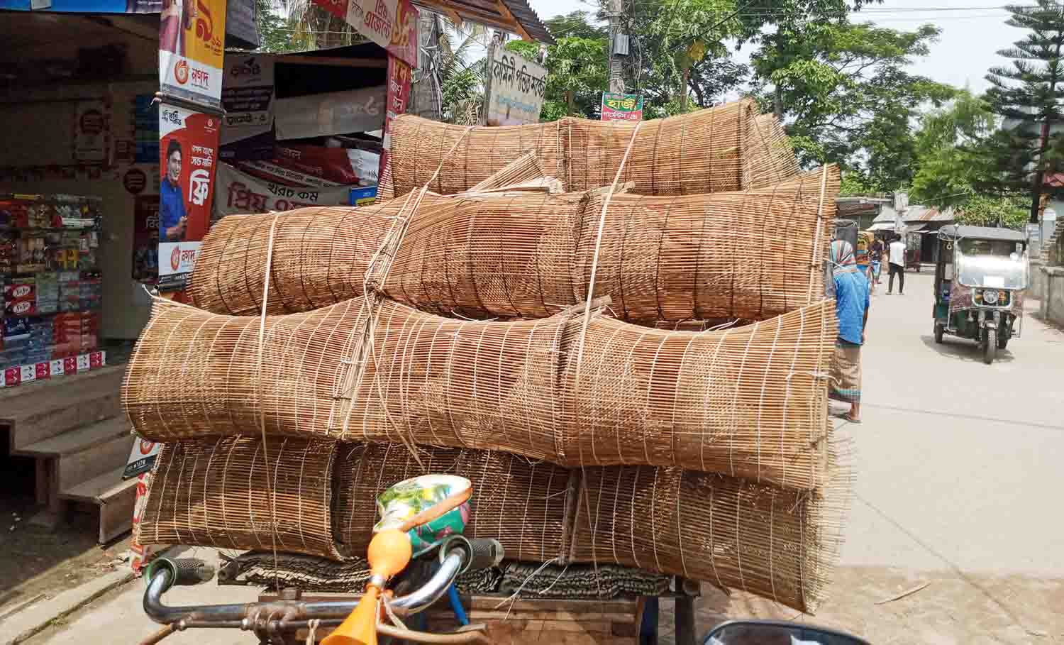 বরিশালে জমে উঠছে মাছ ধরার ফাঁদ বিক্রির হাট