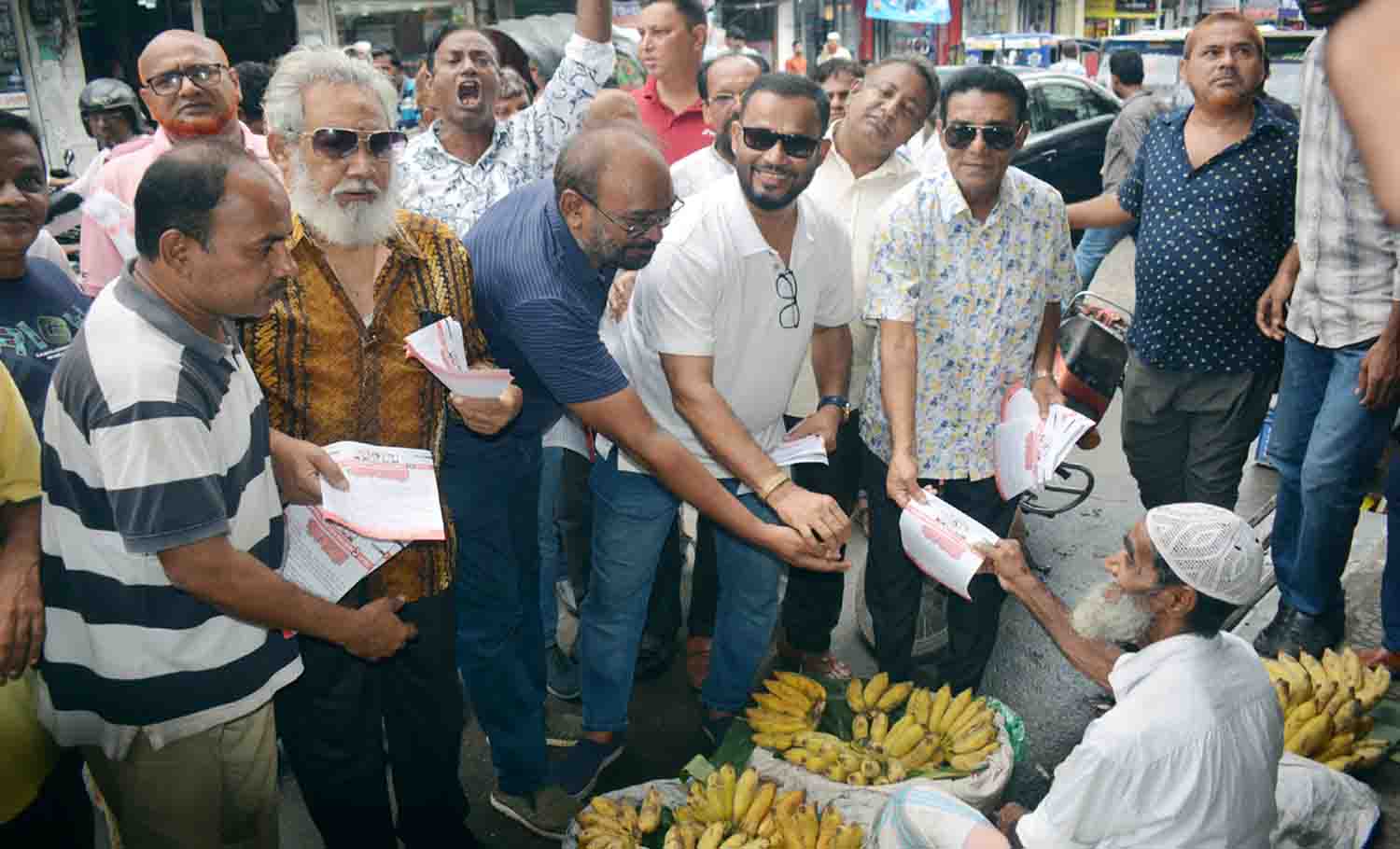 পদযাত্রা সফল করতে বিএনপির লিফলেট বিতরণ