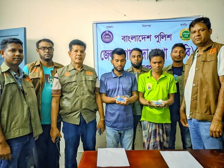 বরগুনায় ডিবি’র অভিযানে ইয়াবা সহ ০২ যুবক আটক