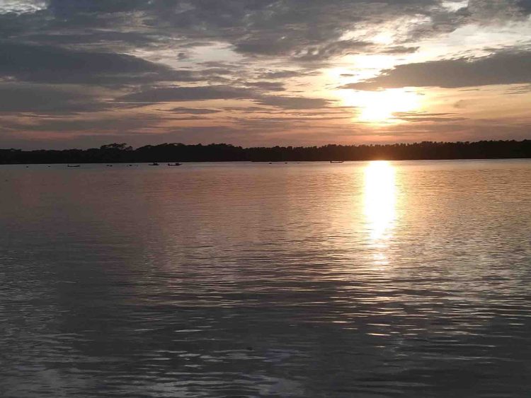 সন্ধ্যার আকাশে বিষখালী নদী রঙিন ;   “এযেন প্রকৃতির এক লিলা”